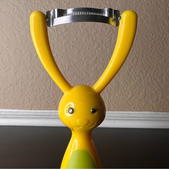 Vintage Boston Warehouse Bunny Rabbit vegetable Peeler, Sunny Yellow Lime Green - Picture 2 of 8